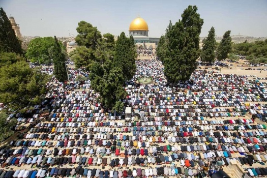 160 ألفا يؤدون صلاة الجمعة الأخيرة من رمضان في "الأقصى"