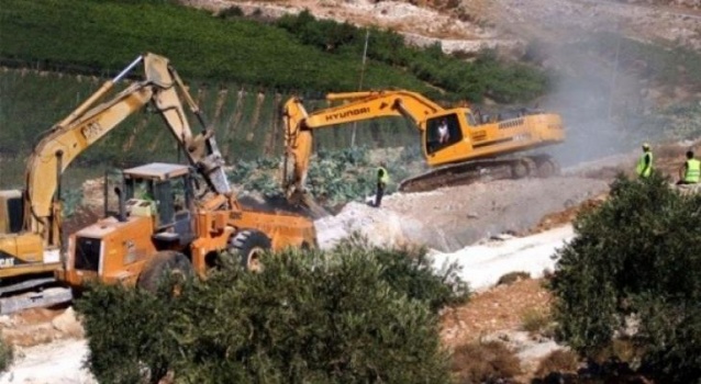 مستوطنون يجرفون أراضٍ زراعية بالأغوار