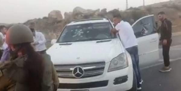 على خلفية ثأر.. مقتل مواطن وإصابة زوجته وابنه في الخليل