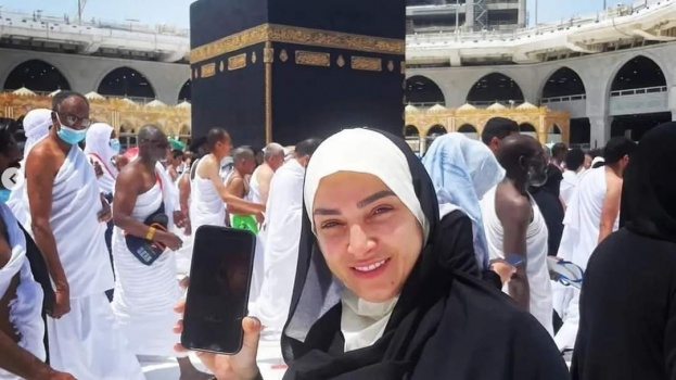 روجينا تثير غضباً واسعاً بسبب صورتها أمام الكعبة