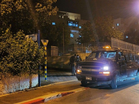 قوات الاحتلال تفشل مجدداً بالعثور على منفذي عملية (إلعاد) بعد مداهمة منزل فجراً