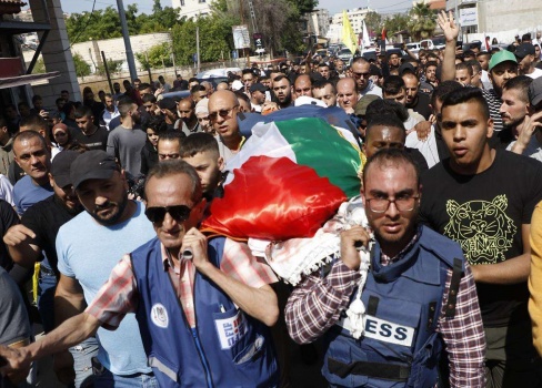 جماهير غفيرة تودع الشهيدة الصحفية شيرين أبو عاقلة في جنين