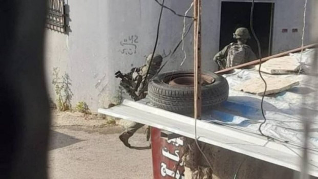 الاحتلال يقتحم مخيم جنين ويحاصر منزل مطارد ويصيب أسير محرر بالرصاص