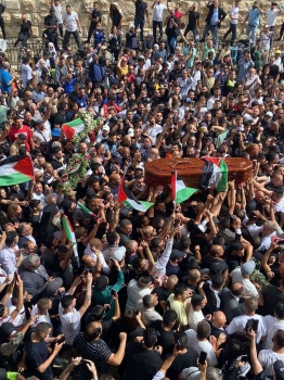 رغم القمع والقيود: الآلاف يشيعون جثمان أبو عاقلة في القدس