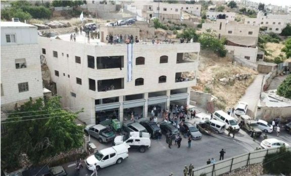 طرد المستوطنين من منزل عائلة الجعبري في الخليل..والعائلة تتوعد