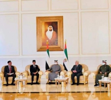 الرئيس يعود إلى أرض الوطن بعد تقديمه واجب العزاء بوفاة رئيس دولة الإمارات