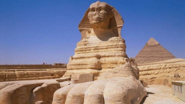 تمثال 'أبو الهول' يثير ضجة في مصر بعد انتشار فيديو له 'نائما'.. وخبير يوضح!