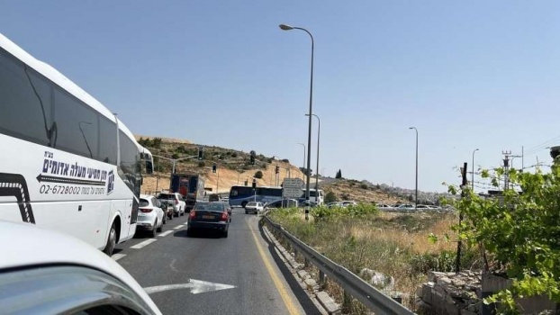 بسبب سباق للمستوطنين- الاحتلال يغلق الطريق بين القدس والخليل