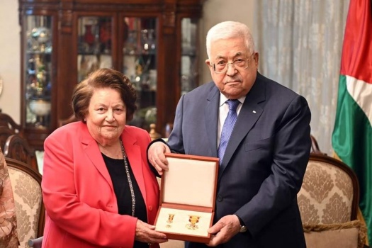 تقديرًا لدورها بالحفاظ على التراث الفلسطيني...الرئيس يمنح السيدة وداد قعوار ميدالية الإنجاز