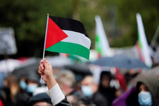 الكنيست يصادق بالقراءة التمهيدية على تجريم رفع العلم الفلسطيني