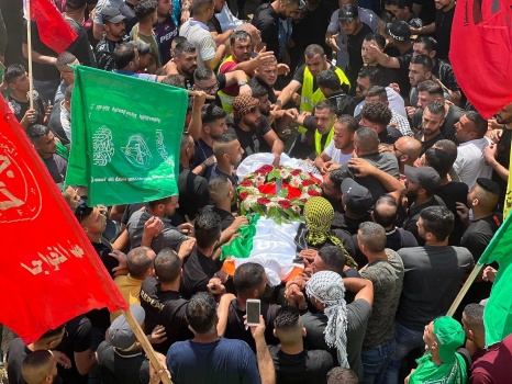 الآلاف يشيعون جثمان الشهيد "عودة" برام الله
