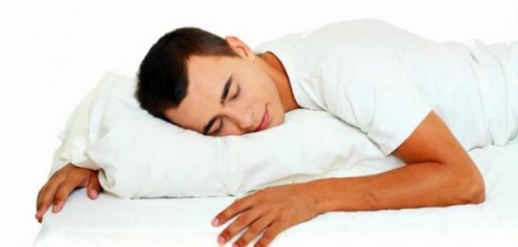 مخاطر النوم على البطن