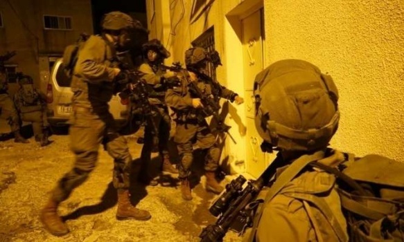 الاحتلال يزعم: اعتقال مطلوبين ومصادرة أسلحة وأموال من الضفة