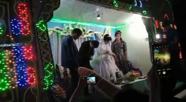 فيديو| عريس يصفع عروسه بعنف لأنها تفوقت عليه في لعبة شعبية.. والشرطة تلاحقه
