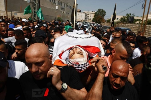 جنين: جماهير غفيرة تشيع جثامين الشهداء الثلاثة (صور)