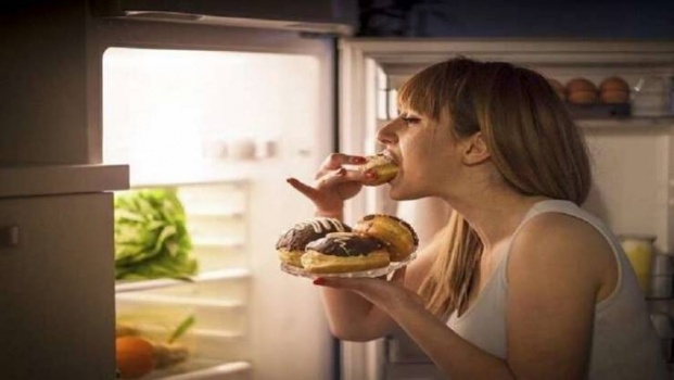 كيف يؤثر تناول الطعام ليلا على الصحة؟
