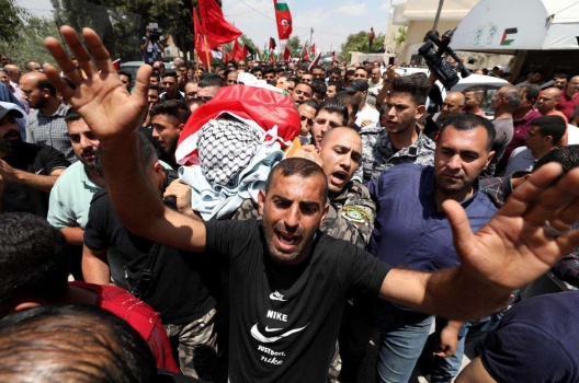 صور...جماهير شعبنا في سلفيت تشيع جثمان الشهيد علي حرب إلى مثواه الأخير
