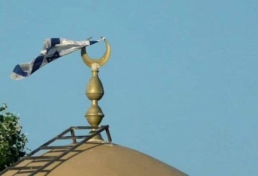 مستوطنون يرفعون أعلاما إسرائيلية فوق مسجد كيسان