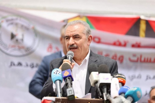 لدعم صمودهم- اشتية يعلن عن "رزمة" من المشاريع في مسافر يطا(صور)