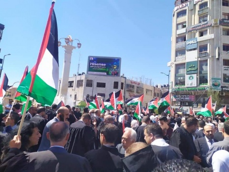 خلال مسيرة حاشدة.. المحامون يسلمون الرئيس رسالة تطالب بتعليق إنفاذ قرارات بقوانين