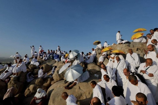 حجاج بيت الله يتوافدون لعرفات لأداء الركن الأعظم