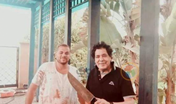 في أحدث ظهور له.. محمد منير يحمل سكينا بدل الميكروفون
