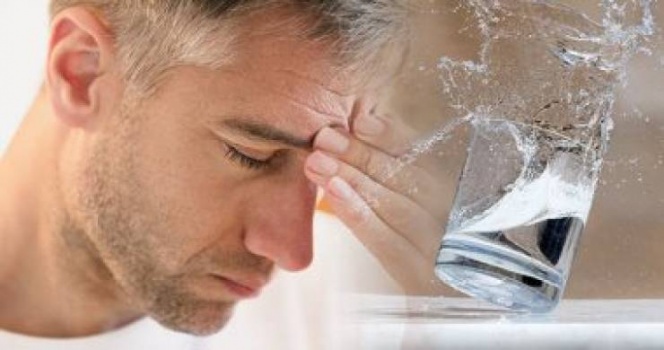 ما هي أعراض نقص السوائل في الجسم