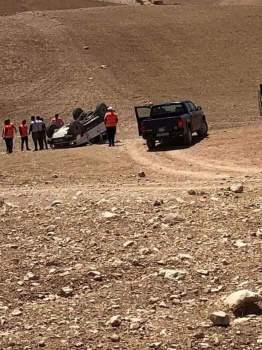 إصابة 6 عمال بإنقلاب مركبتهم خلال مطاردة الاحتلال لهم بمسافر يطا