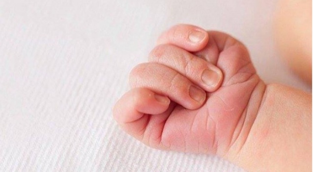 عمره أيام فقط ..تفاصيل جديدة حول العثور على طفل امام مسجد في نابلس