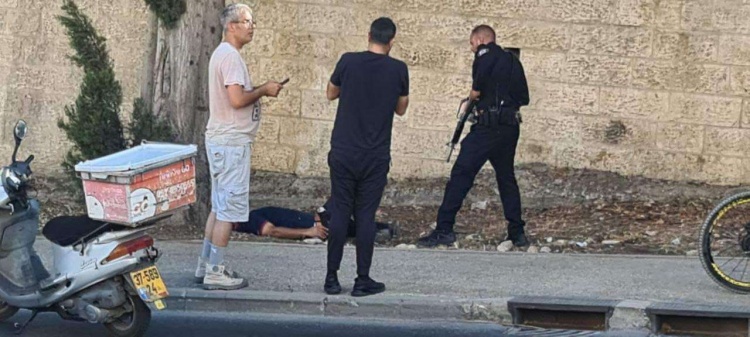 إصابة مستوطن بعملية طعن وإطلاق نار تجاه المنفذ في القدس