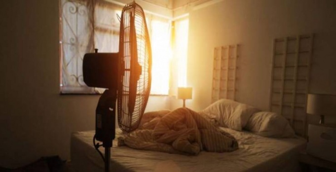 هل النوم مع تشغيل المروحة سيء حقا؟