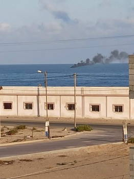 الاحتلال يحرق مركب صيد في بحر غزة