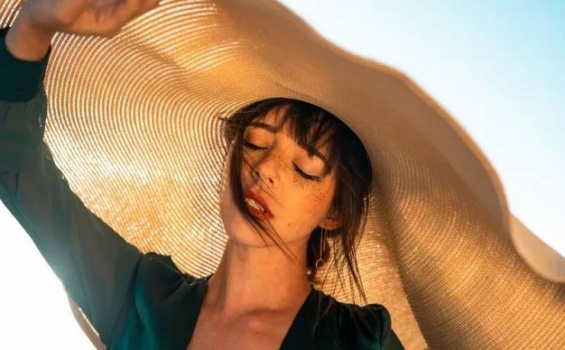 7 مكونات تجميلية تصبح خطرة عند التعرض للشمس