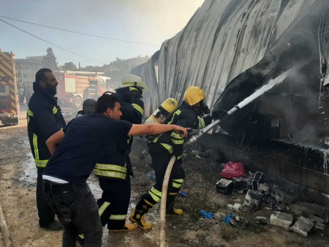 الدفاع المدني يخمد حريق مصنع مواد بلاستيكية غرب جنين