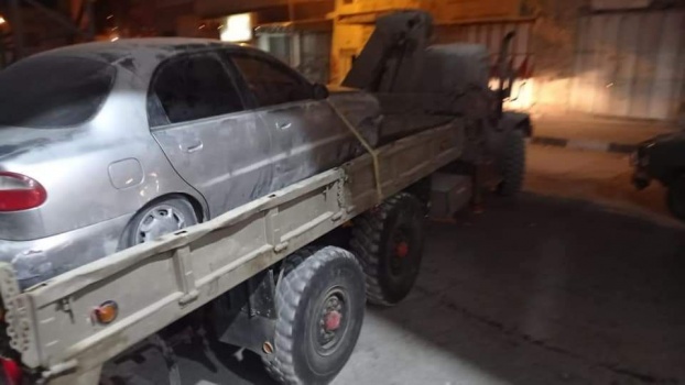 الاحتلال يعتقل مواطنا ويصادر سيارتين من الخليل