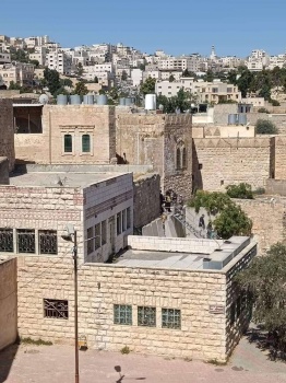 مستوطنون يستولون على منزل في الخليل
