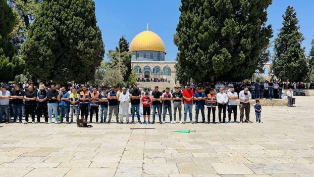 أربعون ألفا يؤدون صلاة الجمعة في المسجد الأقصى