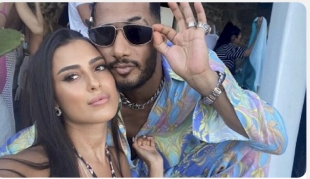 محمد رمضان يحضن مجندة في الجيش الإسرائيلي!