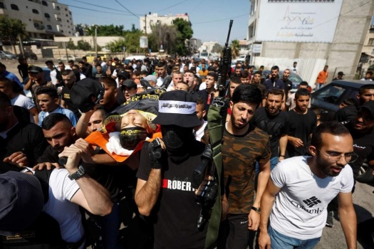 صور.. جماهير غفيرة تشيع جثمان الشهيد الكفريني في مخيم جنين
