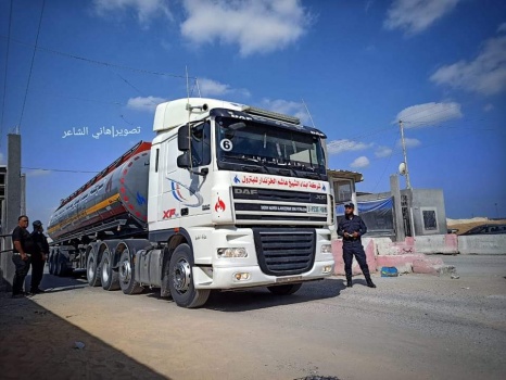 بعد إغلاق لـ7 أيام.. الاحتلال يعيد فتح معبر كرم أبو سالم لإدخال المحروقات والبضائع