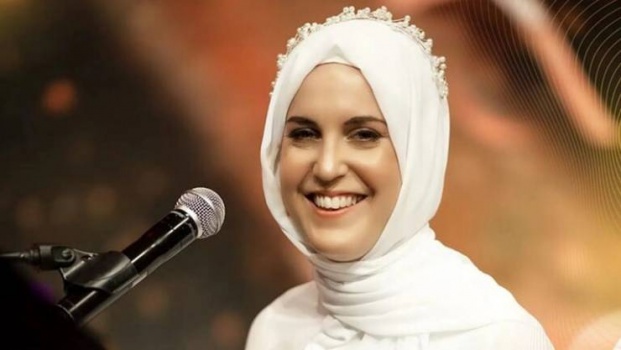 بعد اعتناقها الإسلام.. نجمة إنجليزية تبهر الجمهور بأدائها أغنية 'طلع البدر علينا'