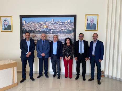 وفد مجلس العمل الفلسطيني في أبوظبي يزور السفير يونس مهنئًا بتسلمه مهام قائماً باعمال سفارة دولة فلسطين في ابو ظبي