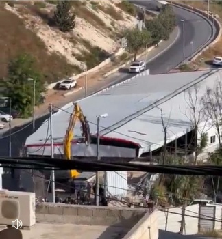 الاحتلال يهدم قاعة أفراح في العيسوية ويعتقل ثلاثة شبان