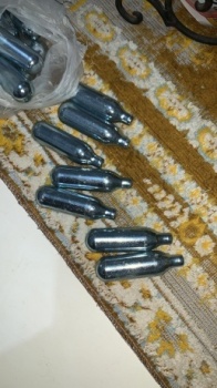 الشرطة تضبط عبوات غاز الضحك المخدر وادوات لاستنبات المخدرات في رام الله