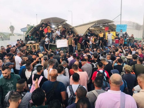 العمال في الداخل المحتل ينظمون وقفات احتجاجية على الحواجز العسكرية