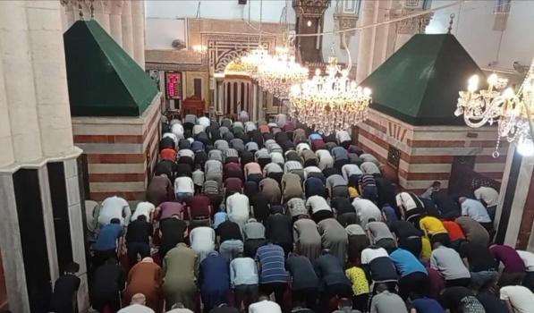 أهالي الضفة يلبون نداء "الفجر العظيم" بمساجدها