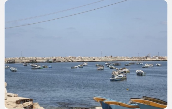زوارق الاحتلال تغرق مركب صيد قبالة بحر رفح