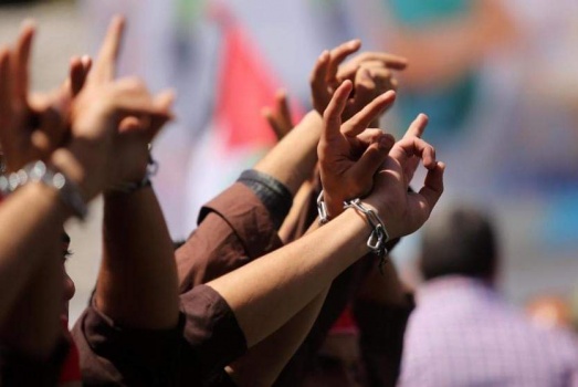 الأسرى يبدأون اليوم أولى خطواتهم النضالية في وجه السجان