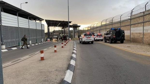 الاحتلال يعتقل فتاة بزعم حيازتها سكينا شمال شرق القدس