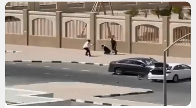 رجل يعتدي على سيدة وسط الشارع يثير غضبا والسلطات تتدخل في الكويت!